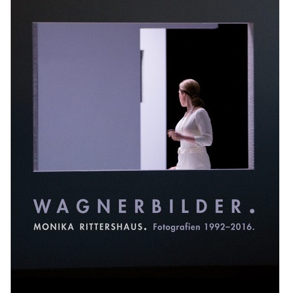 Plakatmotiv der Sonderausstellung „Wagnerbilder. Monika Rittershaus. Fotografien 1992–2016”, 2016 – Foto: Monika Rittershaus, „Götterdämmerung” 2010