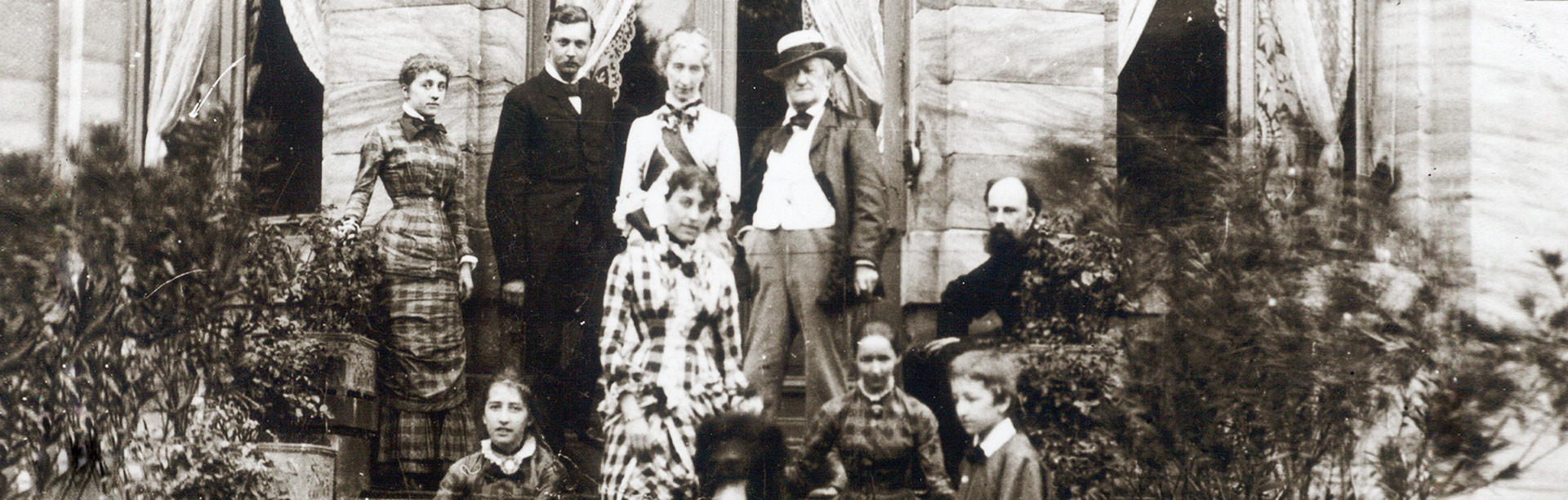 Foto von Richard Wagner und seiner Familie auf der Gartentreppe von Haus Wahnfried