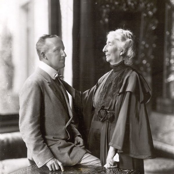 Foto von Siegfried Wagner mit seiner Mutter Cosima, 1911