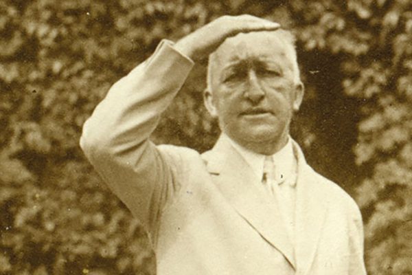 Foto: Siegfried Wagner, stehend im Garten, beschirmt sich die Augen mit der Hand, 1927 (Ausschnitt)