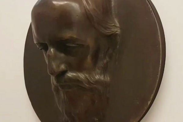 Foto: Bronzerelief Hermann Levis in der Dauerausstellung in Haus Wahnfried