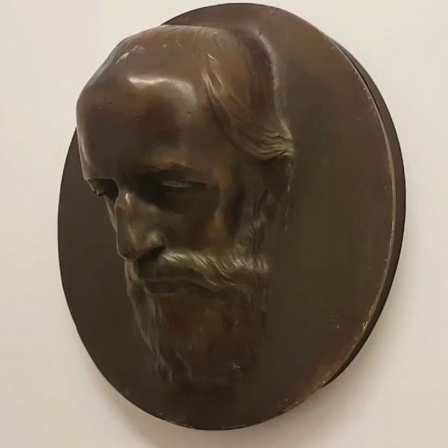 Foto: Bronzerelief Hermann Levis in der Dauerausstellung in Haus Wahnfried