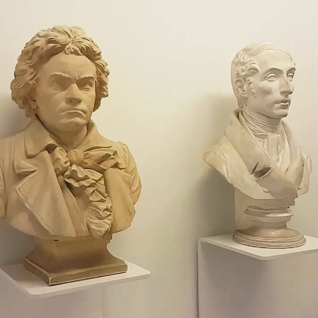 Foto: Büsten Ludwig van Beethovens und Carl Maria von Webers in Haus Wahnfried