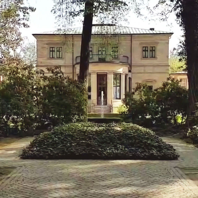 Foto: Grabstätte Richard und Cosima Wagners im Garten von Haus Wahnfried