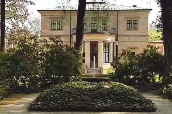 Foto: Grabstätte Richard und Cosima Wagners im Garten von Haus Wahnfried