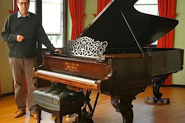 Foto: Museumsdirektor Dr. Sven Friedrich vor Richard Wagners Steinway-Flügel, 2020