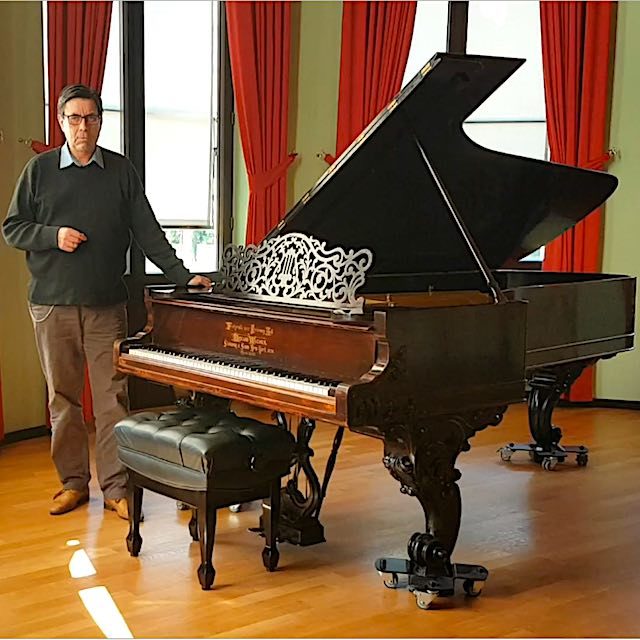 Foto: Museumsdirektor Dr. Sven Friedrich vor Richard Wagners Steinway-Flügel, 2020