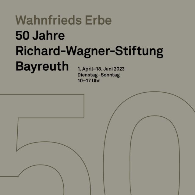 Motiv quadratisch zur Sonderausstellung Wahnfrieds Erbe – 50 Jahre Richard-Wagner-Stiftung Bayreuth von 1. April bis 18. Juni 2023, Dienstag bis Sonntag, 10 bis 17 Uhr. Die Zahl Fünfzig ist am unteren Bildrand groß angeschnitten als Outline auf kakifarbenem Hintergrund dargestellt, darüber der Titel der Ausstellung, ebenfalls in Kakifarben und Schwarz, sowie Laufzeit der Ausstellung und die Museumsöffnungszeiten.