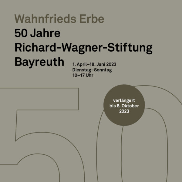 Motiv zur Verlängerung der Sonderausstellung "Wahnfrieds Erbe - 50 Jahre Richard-Wagner-Stiftung Bayreuth": Die Zahl Fünfzig ist am unteren Bildrand groß angeschnitten als Outline auf kakifarbenem Hintergrund dargestellt, darauf ein Störer in dunklem Kaki mit dem Hinweis in Weiß: "verlängert bis 8. Oktober 2023". Darüber befindet sich groß der Titel der Ausstellung, ebenfalls in Kakifarben und Schwarz, sowie Laufzeit der Ausstellung und die Museumsöffnungszeiten.