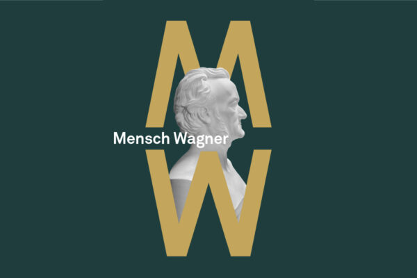 Ausstellungsmotiv zur Sonderausstellung Mensch Wagner 2023 im Richard Wagner Museum: Das Bild zeigt eine weiße Wagner-Büste im Profil auf tannengrünem Hintergrund, oben und unten umschlossen von den beiden Buchstaben M und W in ockergelb, auf der linken Seite mittig darauf der Ausstellungstitel Mensch Wagner in weiß