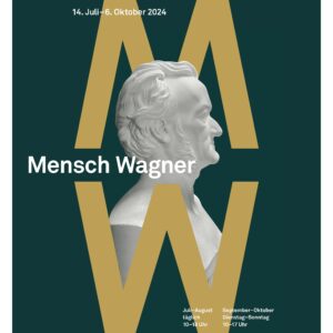 Das Bild zeigt das Ausstellungsplakat zu "Mensch Wagner": die Büste Wagners vor einem dunkelgrünen Hintergrund. Ebenfalls zu sehen sind die Großbuchstaben M und W sowie die Ausstellungsdaten und Öffnungszeiten des Richard Wagner Museums.